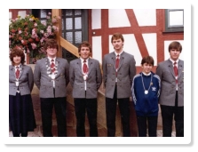 Das Bild zeigt von links stehend die Knigsfamilie mit der ersten Ritterin Silvia Schwarz, dem Schtzenknig Manfred Schwarz und dem zweiten Ritter Werner Bttner. Den Titel des ersten Jugendritters trug Robert Schneck, Jugendknig war Jan Sopp und zweite