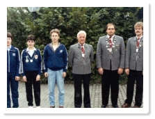 Das Bild zeigt von links stehend die Knigsfamilie mit dem ersten Jugendritter Bernhard Keller, dem Jugendknig Ralf Kotyza und dem zweiten Jugendritter Thorsten Mller. Den Titel des ersten Ritters trug Anton Khl, Schtzenknig war Klaus Keller und zwei