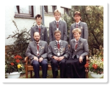 Das Bild zeigt von hinten links stehend die Jugendknigsfamilie mit dem ersten Jugendritter Bernhard Keller, dem Jugendknig Christoph Sopp und dem zweiten Jugendritter Jan Sopp. In der Knigsfamilie waren von unten links sitzend, der erste Ritter Bernhar