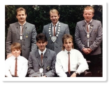 Das Bild zeigt von hinten links stehend die Knigsfamilie mit dem ersten Ritter Rudi Koslitz, dem Schtzenknig Stefan Keller und dem zweiten Ritter Stefan Schrimpf. In der Jugendfamilie waren von unten links stehend, der ersten Jugendritters Markuss Kell