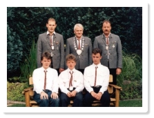 Das Bild zeigt von links stehend die Knigsfamilie mit dem ersten Ritter Stefan Oestreich, dem Schtzenknig Helmut Bttner und der zweiten Ritterin Bruno Keller. In der Jugendfamilie waren von unten links stehend, der ersten Jugendritters Lars Keller, Ju