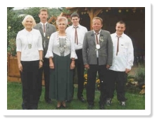 Das Bild zeigt von hinten links stehend den zweiten Ritter Robert Schneck, den ersten Jugendritter Timo Gerk und den zweiten Jugendritter Christopher Keller, von vorne links stehend Jugendknigin Tammy Keefer, Schtzenknigin Roswitha Hasenau und den erst