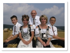 Das Bild zeigt von hinten links den zweiten Jugendknig Nikolai Gerk, den ersten Ritter Steffan Oestreich und den ersten Jugendritter Tobias Gan. Im Vordergrund zu sehen sind die Schtzenknigin Sandra Faust und die zweite Ritterin Claudia Keller. 